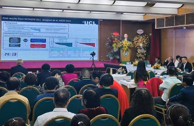 Các diễn giả trình bày báo cáo khoa học tại Hội nghị. (Ảnh: PV/Vietnam+)