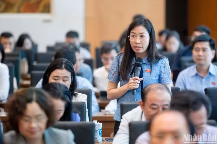Đại biểu Hoàng Thị Thanh Thúy (đoàn Tây Ninh) phát biểu ý kiến. (Ảnh: DUY LINH)