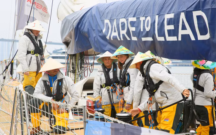 Đội đua Dare To Lead của Bỉ là đội đua tạo được ấn tượng đậm nét nhất trong lễ xuất phát chặng đua số 8 khi họ đã có thêm đồng phục mới là những chiếc nón lá truyền thống của Việt Nam.