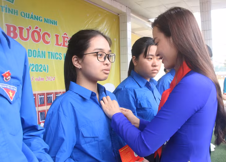 Các đội viên ưu tú được kết nạp Đoàn.