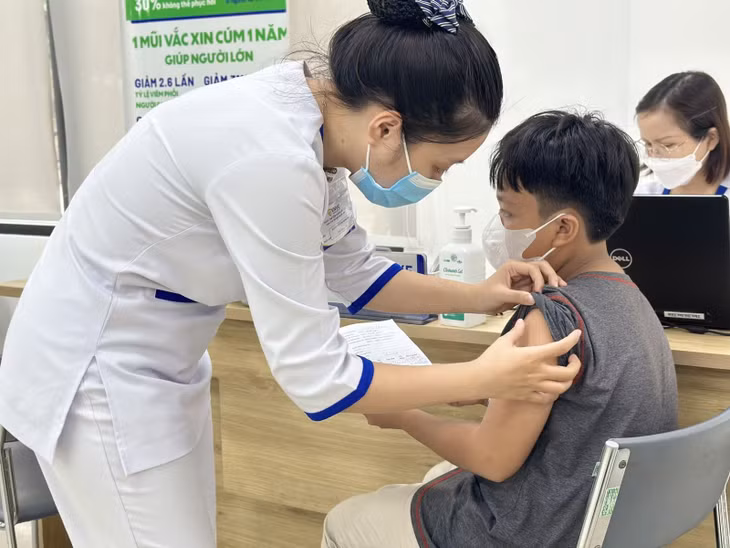 Trẻ em thường xuyên tiếp xúc với động vật nhưng thiếu sự giám sát của người thân nên có thể tiêm vaccine dự phòng dại trước khi bị động vật cào, cắn.