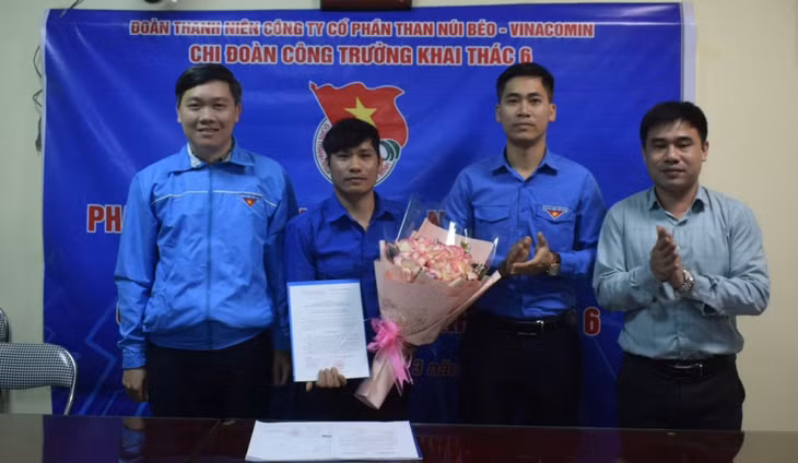 Anh Nguyễn Ngọc Toàn, Phó Quản đốc Công trường Đào lò 5, Phó Bí thư Đoàn Công ty CP Than Núi Béo (thứ 2 phải sang), khen thưởng đoàn viên xuất sắc. Ảnh: CTV