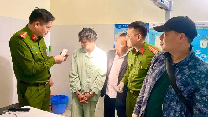 Đại tá Phạm Hải Đăng, Phó Giám đốc Công an tỉnh Lai Châu trực tiếp xét hỏi đối tượng ngay sau khi bị bắt. Ảnh: Công an tỉnh Lai Châu cung cấp