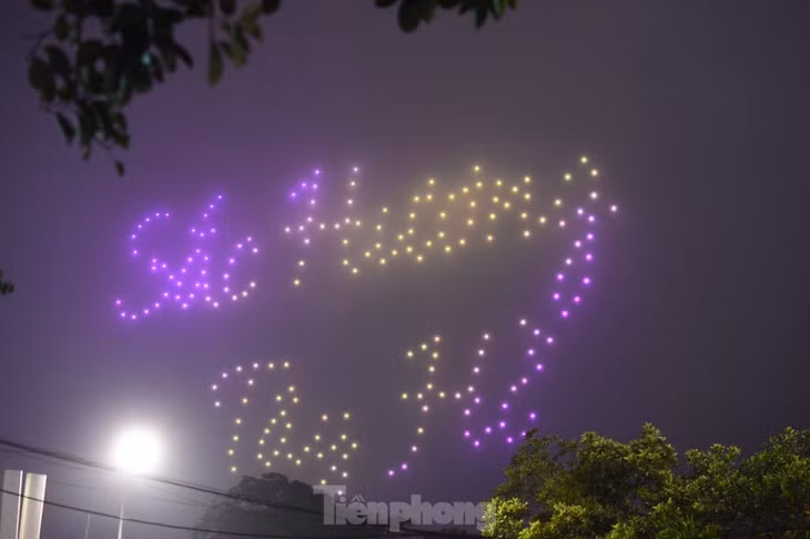 Tối 9/3, sự kiện trình diễn ánh sáng nằm trong chương trình “Du lịch Hà Nội chào 2024 - Get on Hanoi 2024" và công bố Quyết định công nhận Khu du lịch Nhật Tân với chủ đề "Get on Hanoi 2024 - Sắc hương Tây Hồ" diễn ra ngày 9 và 10/3 tại không gian văn hóa sáng tạo Tây Hồ (phố đi bộ Trịnh Công Sơn) 612 Lạc Long Quân, Tây Hồ, Hà Nội.