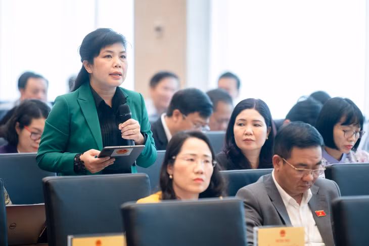 Phó trưởng Đoàn đại biểu Quốc hội tỉnh Quảng Ninh Nguyễn Thị Thu Hà góp ý dự thảo Luật Tổ chức Tòa án nhân dân (sửa đổi).