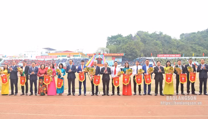 Các đại biểu và Ban tổ chức trao cờ lưu niệm cho các đoàn vận động viên