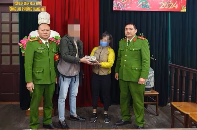 Bà N.T.M. trao lại 105.000 USD cho anh T.V.H. Ảnh: CACC.