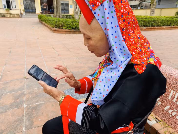 Chị Chìu Mãn Múi (xã Đông Ngũ, huyện Tiên Yên) sử dụng điện thoại thông minh vào các ứng dụng chuyển đổi số.