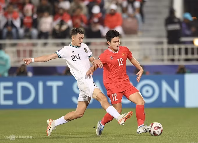 Tiền vệ Ivar Jenner (áo trắng) tranh chấp với hậu vệ Phan Tuấn Tài trong trận Indonesia thắng Việt Nam 1-0 ở vòng bảng Asian Cup 2023. Ảnh: Lâm Thoả