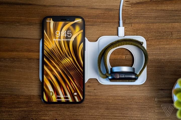 MagSafe Duo hoạt động tốt với các mẫu iPhone 12, nó lại không vừa với iPhone 13 Pro.