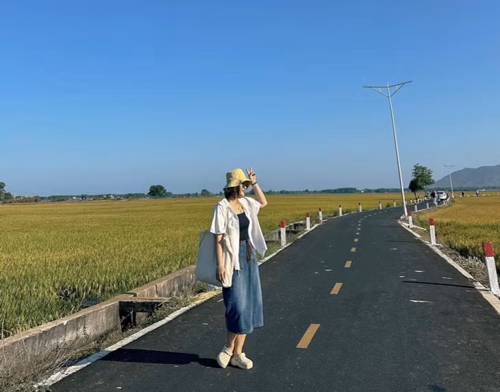 Với khung cảnh ấn tượng, gần đây, con đường giữa ruộng này thu hút nhiều du khách đến khám phá, chụp ảnh. Ảnh: Nhi Nhi