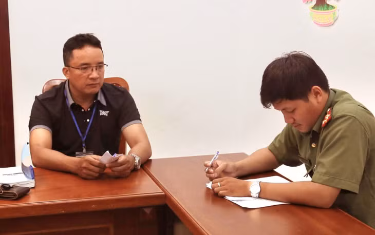 Cán bộ Công an làm việc với đối tượng Hoàng Quốc Việt.