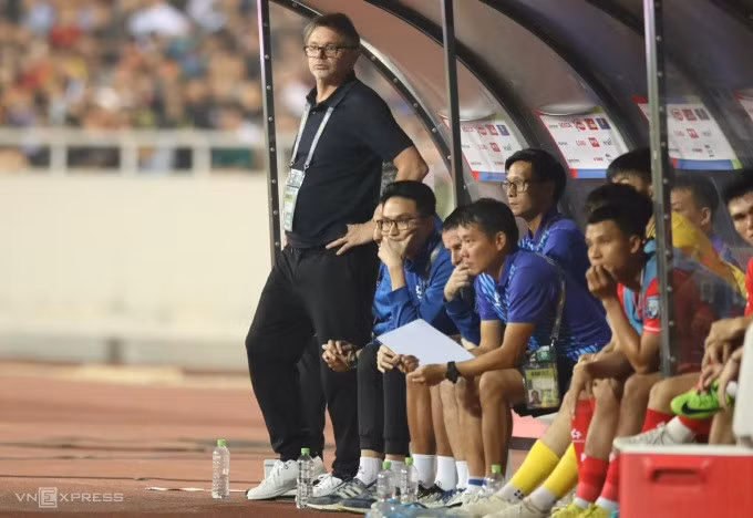 HLV Troussier ở khu kỹ thuật trong trận Việt Nam thua Indonesia 0-2. Ảnh: Lâm Thoả