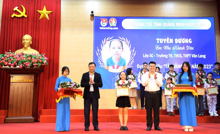 Các đồng chí lãnh đạo thành phố trao giấy chứng nhận và tặng hoa các tài năng trẻ, thanh thiếu nhi tiêu biểu năm 2023