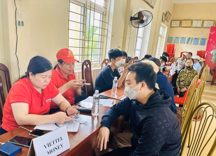 Nhân viên Viettel Quảng Ninh hướng dẫn người dân cài đặt, sử dụng dịch vụ, nền tảng số.