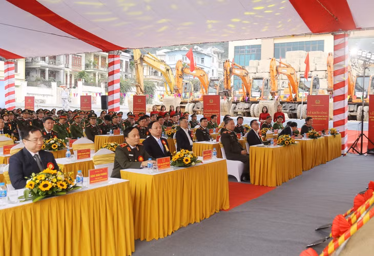 Các đại biểu dự lễ khởi công Dự án đầu tư xây dựng công trình trụ sở làm việc Công an tỉnh Quảng Ninh.