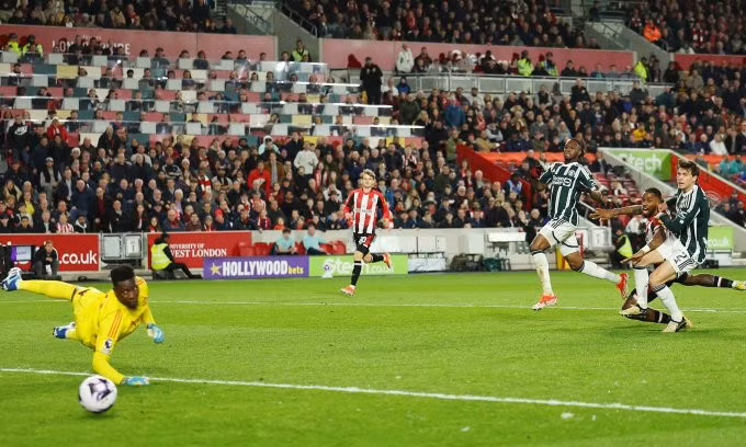 Tình huống Ivan Toney (thứ hai từ phải sang) sút dội cột dọc Man Utd. Ảnh: Reuters