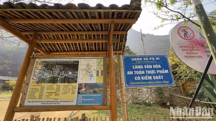Biển hướng dẫn tại làng văn hóa du lịch cộng đồng dân tộc H’Mông.