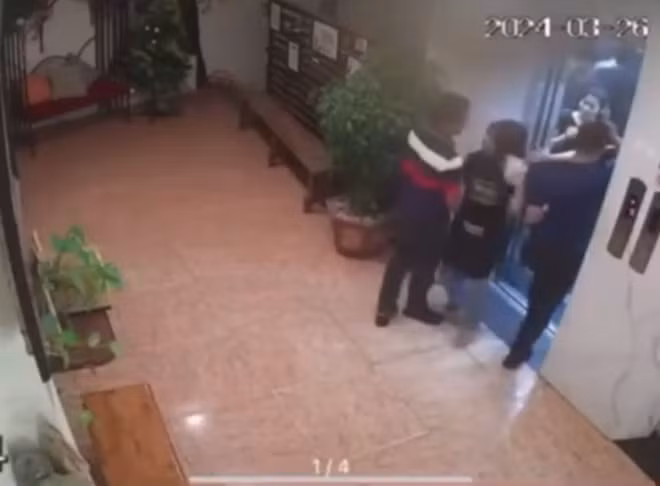 Hình ảnh ghi lại hành vi nghi sàm sỡ nữ nhân viên quán cà phê của người đàn ông mặc áo kẻ sọc ngang.