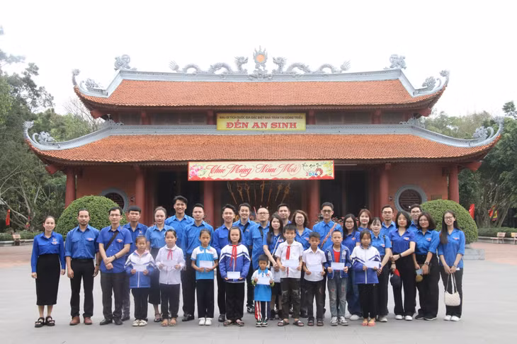 Nhân dịp này, đoàn đã trao 10 phần quà cho 10 trẻ em có hoàn cảnh khó khăn tại xã An Sinh, tổng trị giá 3 triệu đồng.
