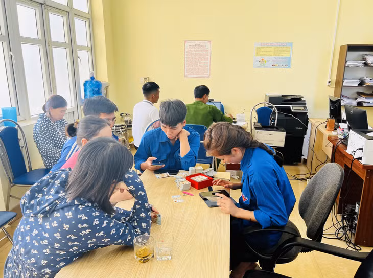 ĐVTN huyện Vân Đồn hướng dẫn người dân kích hoạt tài khoản định danh điện tử mức độ 2.