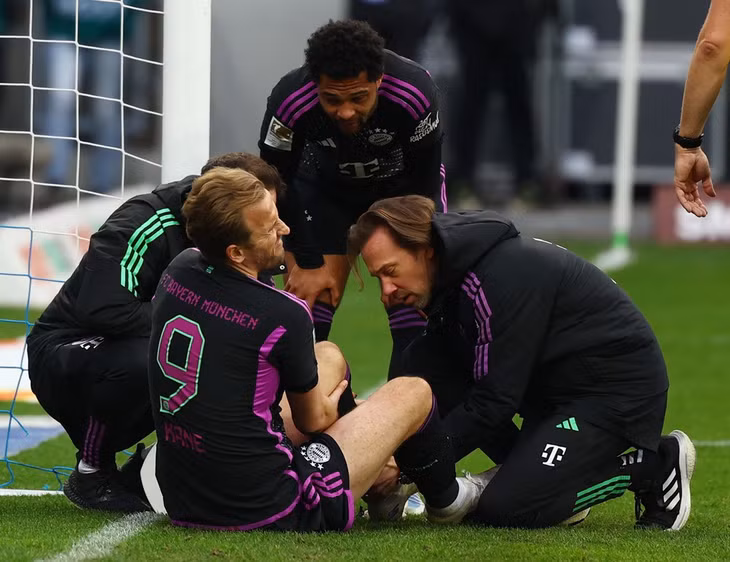 Harry Kane khiến người hâm mộ Bayern không khỏi lo lắng khi bị đau, phải rời sân ở phút 82 trong trận đội nhà đè bẹp Darmstadt 5-2