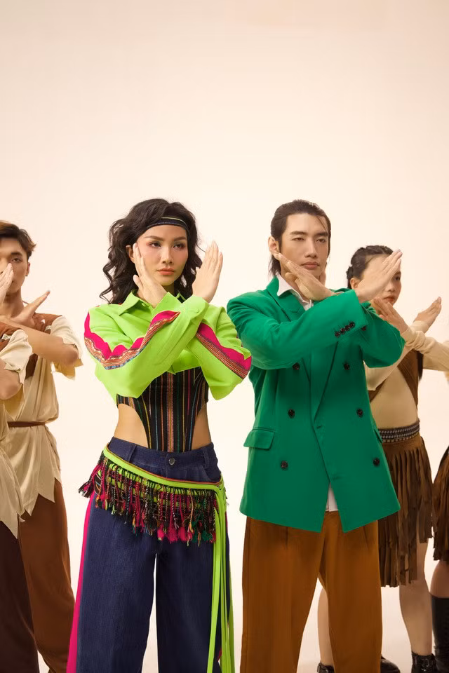 H’Hen Niê hát, nhảy trong MV bảo vệ động vật hoang dã - Ảnh 2.