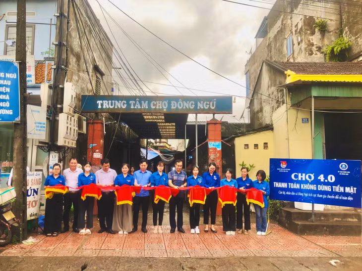 Lãnh đạo huyện Tiên và Đoàn Thanh niên huyện cắt băng triển khai chợ 4.0 tại Trung tâm chợ Đông Ngũ.