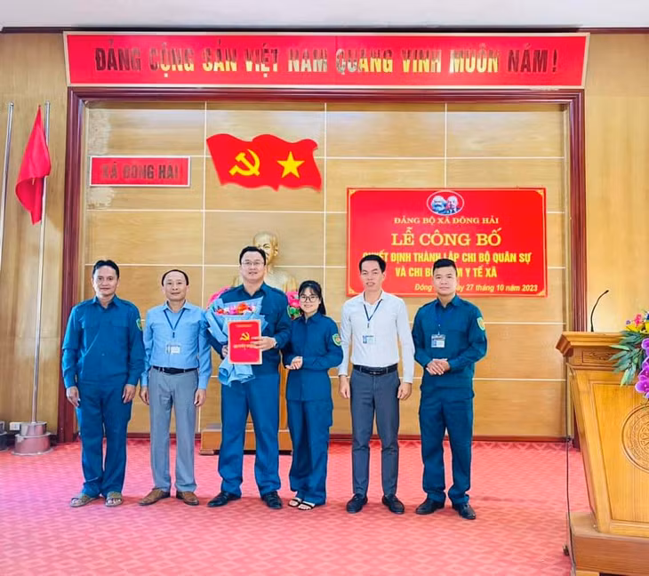 Lễ công bố quyết định thành lập chi bộ quân sự và chi bộ trạm y tế xã Đông Hải (Tiên Yên).