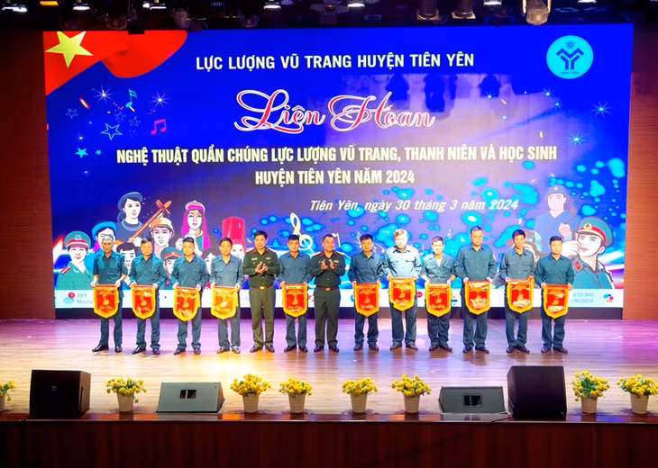 Ban Tổ chức trao cờ lưu niệm cho các đội tham gia liên hoan.