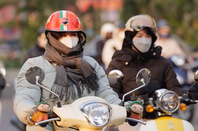 Người dân đi làm trong thời tiết rét cuối tháng 2/2023. Ảnh: Ngọc Thành