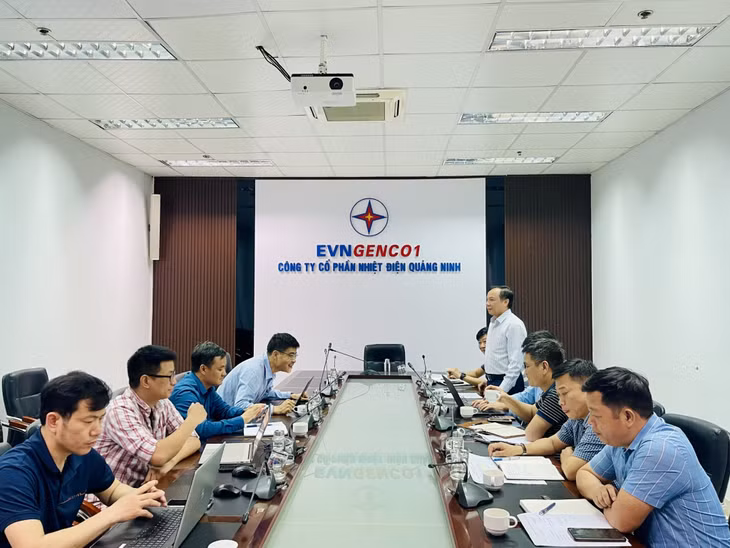 Đại diện Công ty Điện lực Quảng Ninh làm việc với Công ty CP Nhiệt điện Quảng Ninh để thông tin về kế hoạch triển khai giai đoạn 2 của dự án.