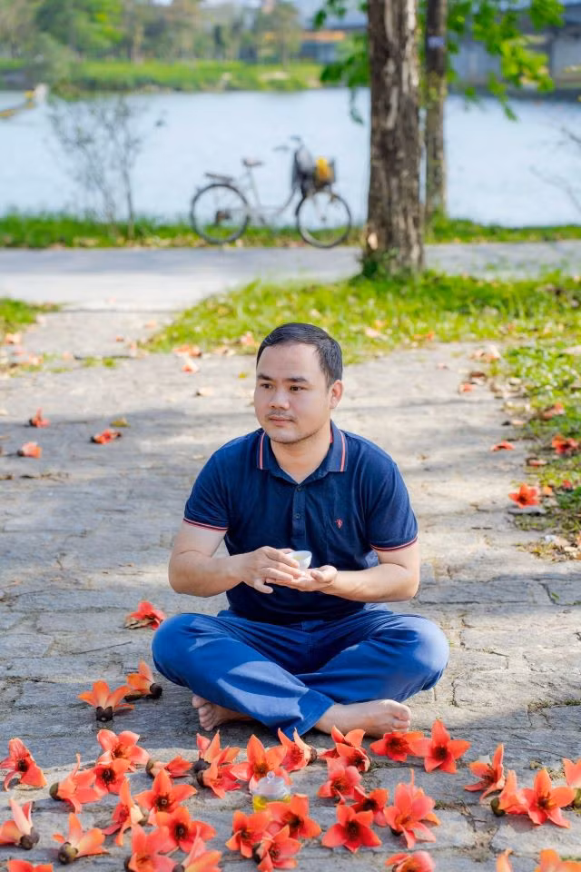 Ngồi thưởng trà bên hoa gạo nở rụng cũng là một khoảnh khắc yên bình khó quên. Ảnh: Hoàng Lê