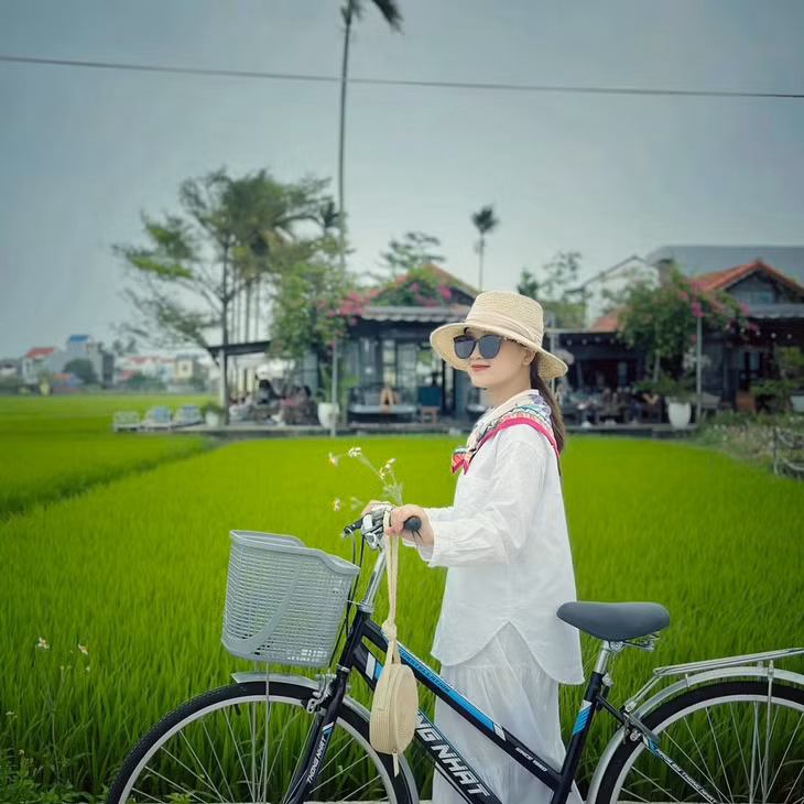 Chiếc xe đạp thong dong qua mọi nẻo đường phố Hội - Ảnh: Roving Chillhouse