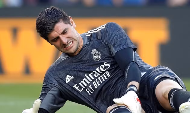Thibaut Courtois vắng mặt gần như cả mùa vì chấn thương.