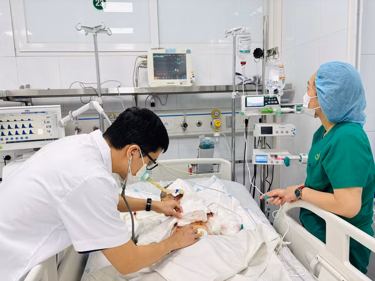 Bác sĩ thăm khám cho bệnh nhi sau phẫu thuật - Ảnh: BVCC