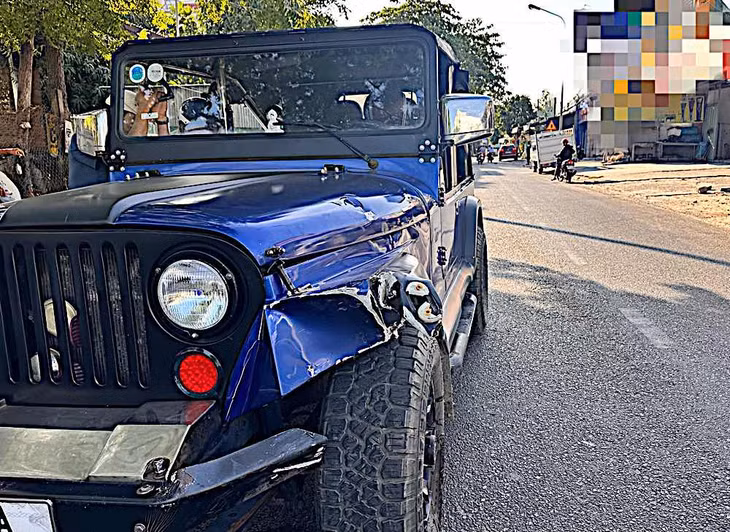 Phần đầu xe jeep bị móp lõm sâu sau va chạm. Ảnh: Duy Tuấn