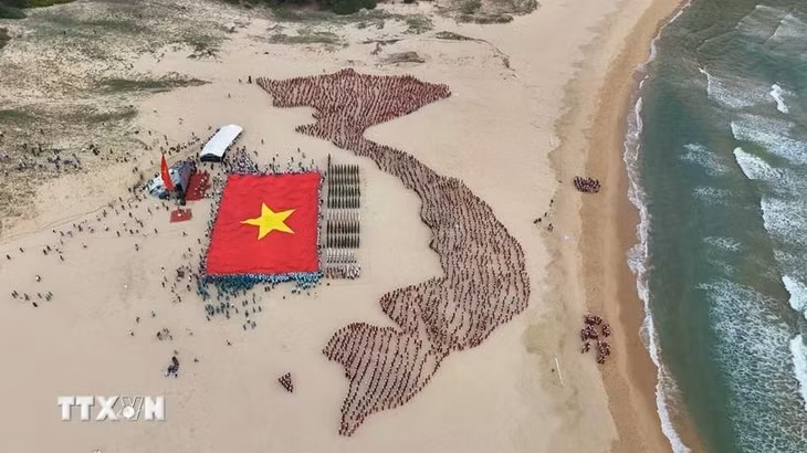 Đoàn viên thanh niên và học sinh tỉnh Phú Yên xếp hình bản đồ đất nước với hai quần đảo Hoàng Sa và Trường Sa bên cạnh cờ Tổ quốc. (Ảnh: TTXVN phát)