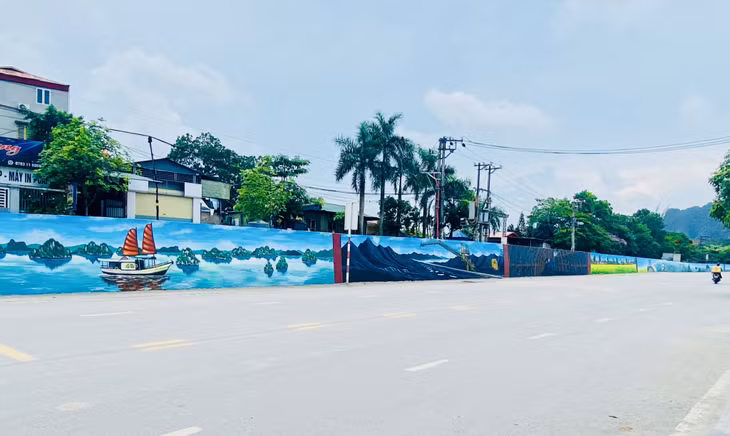 Công trình thanh niên “Tranh tường bích họa” trên tuyến đường đưa đón thợ mỏ các phường Hà Tu, Hà Trung, Hà Lầm.