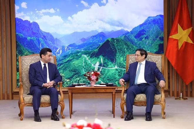 Thủ tướng Phạm Minh Chính tiếp Bộ trưởng Bộ Ngoại giao Uzbekistan Bakhtiyor Saidov. (Ảnh: Dương Giang/TTXVN)