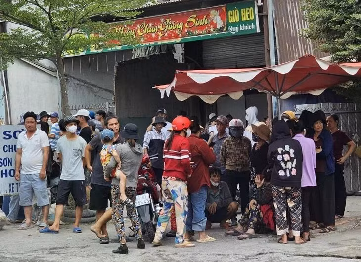 Mọi người động viên người mẹ đang khóc ngất vì nhìn thấy cảnh thương tâm con gái mình. Ảnh: VŨ HỘI