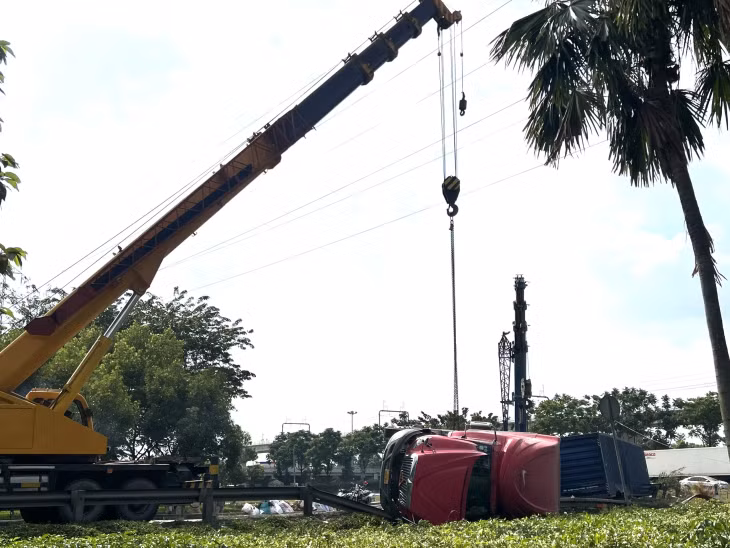 Cần cầu được điều tới hiện trường để di dời phương tiện bị nạn.