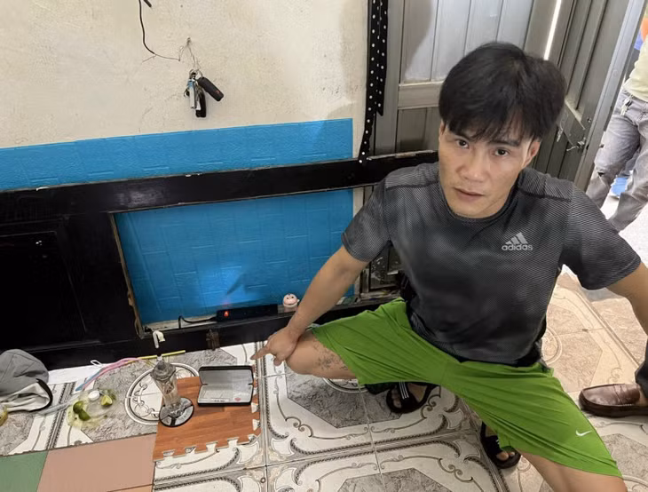 Đối tượng Vũ Tuấn Anh thời điểm vừa bị cơ quan Công an bắt khi sử dụng ma túy.