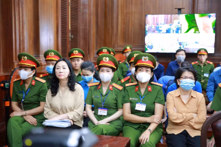 Bà Trương Mỹ Lan (bên trái) bị đề nghị mức án tử hình.