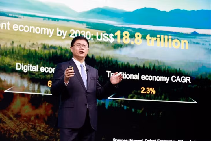 Ông Li Peng - Phó Chủ tịch cấp cao kiêm Chủ tịch nhóm Kinh doanh &amp; Dịch vụ ICT của Huawei khẳng định mạng 5.5G sẽ được thương mại hóa trong năm nay (Ảnh: Huawei).