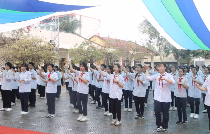 Màn đồng diễn sân trường xác lập kỷ lục Việt Nam của Hội đồng Đội Trung ương với chủ đề “Tiến bước lên Đoàn và Khi nào mình lớn”.