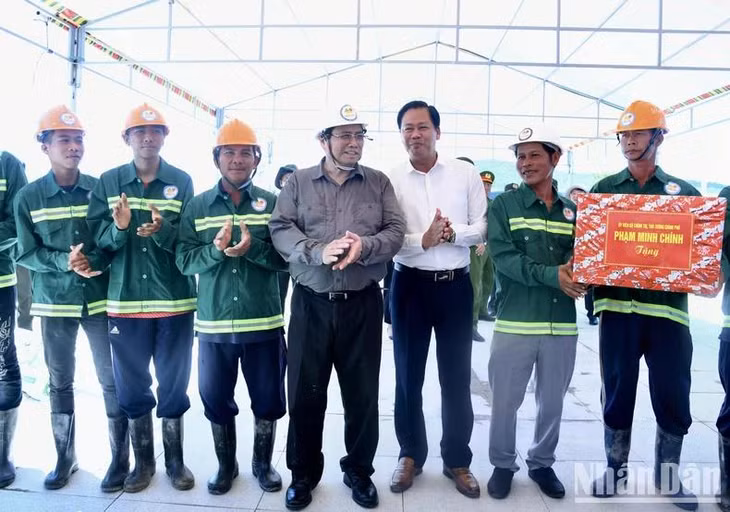 Thủ tướng Phạm Minh Chính thăm, tặng quà động viên cán bộ, công nhân đang thi công Tượng đài Bác Hồ.