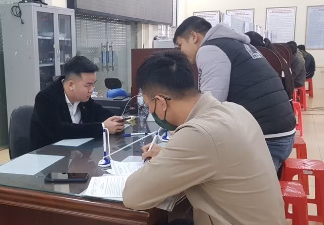 Người lao động làm thủ tục hưởng trợ cấp bảo hiểm thất nghiệp. Ảnh: Diệu Anh