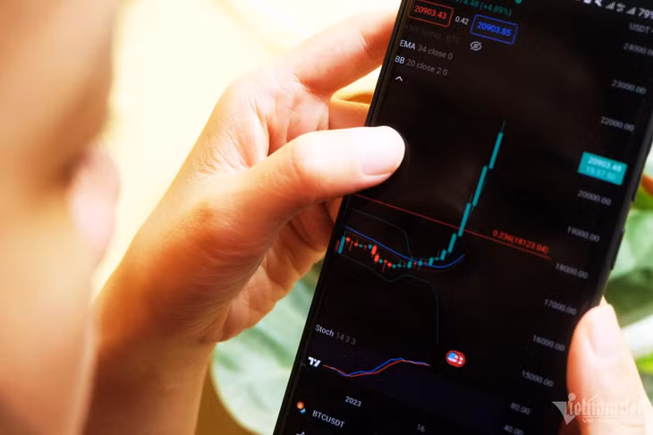 Một người dùng đang xem giá Bitcoin trên sàn giao dịch tài sản ảo. Ảnh: Trọng Đạt