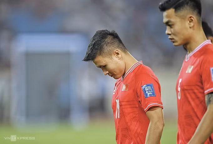 Nguyễn Quang Hải thất vọng khi không được thi đấu trong hai trận Việt Nam thua Indonesia ở vòng loại hai World Cup 2026. Ảnh: Giang Huy
